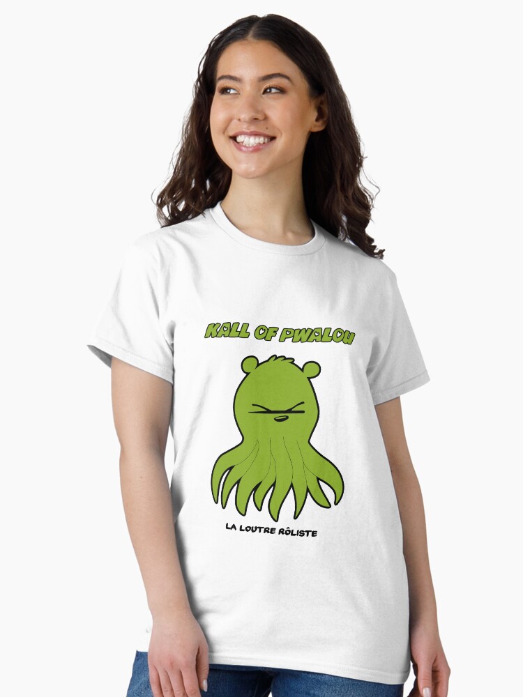 Aperçu 2 sur 7. T-shirt classique avec l'œuvre Kall of Pwalou Cthulhu Loutre Roliste jdr jeu de rôle créée et vendue par LaLoutreRoliste.