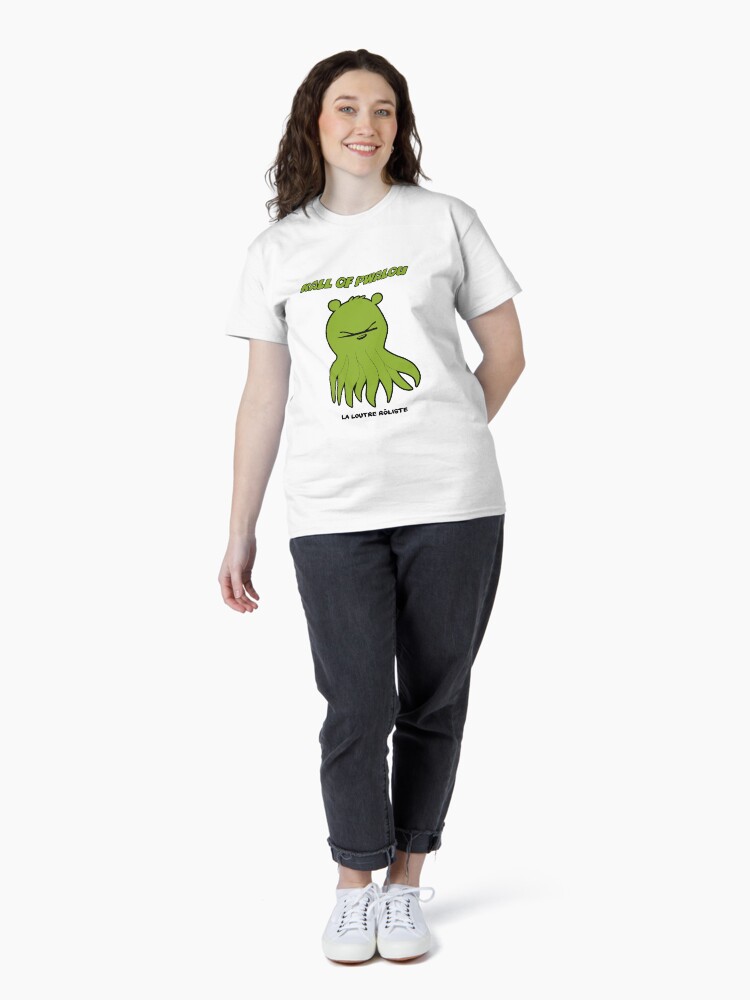 Aperçu 4 sur 7. T-shirt classique avec l'œuvre Kall of Pwalou Cthulhu Loutre Roliste jdr jeu de rôle créée et vendue par LaLoutreRoliste.