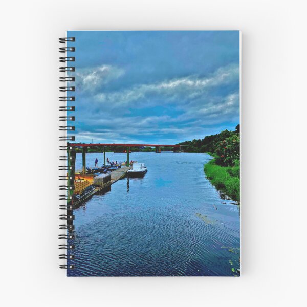 Aperçu de l'œuvre Superbe journée de navigation au large du quai créée et vendue par SchooledDesigns.