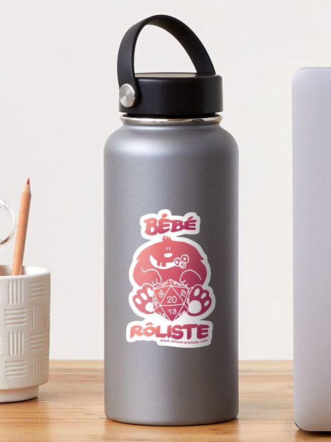 Aperçu 1 sur 3. Sticker avec l'œuvre Bébé Rôliste Rose/Violet pour mère et père fans de jeux de rôle par La Loutre Rôliste créée et vendue par LaLoutreRoliste.