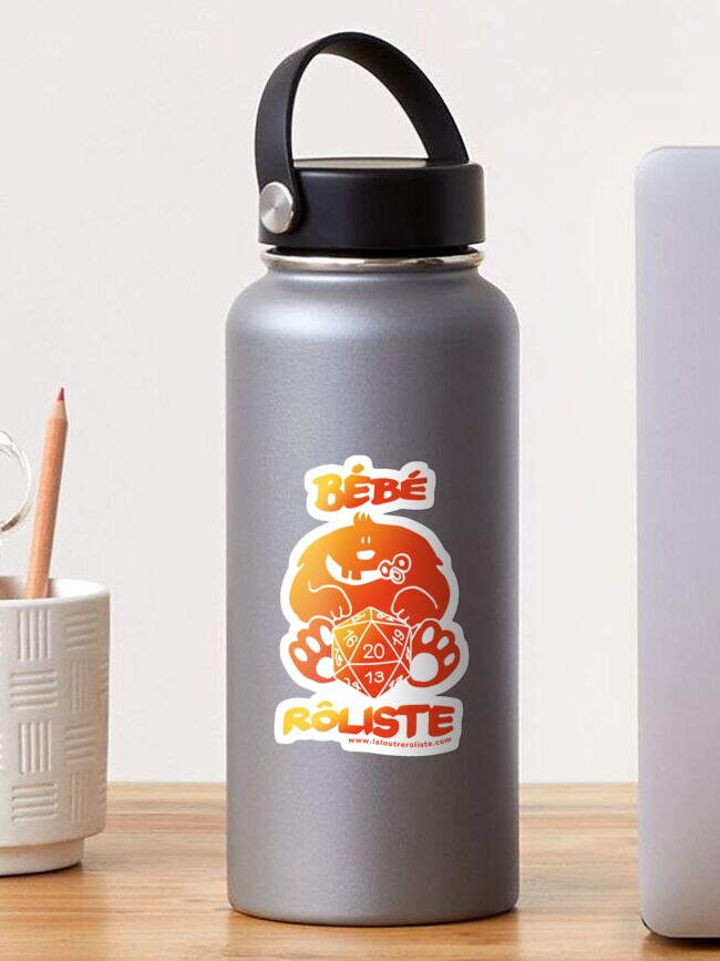 Aperçu 1 sur 3. Sticker avec l'œuvre Bébé Rôliste Orange pour mère et père fans de jeux de rôle par La Loutre Rôliste créée et vendue par LaLoutreRoliste.