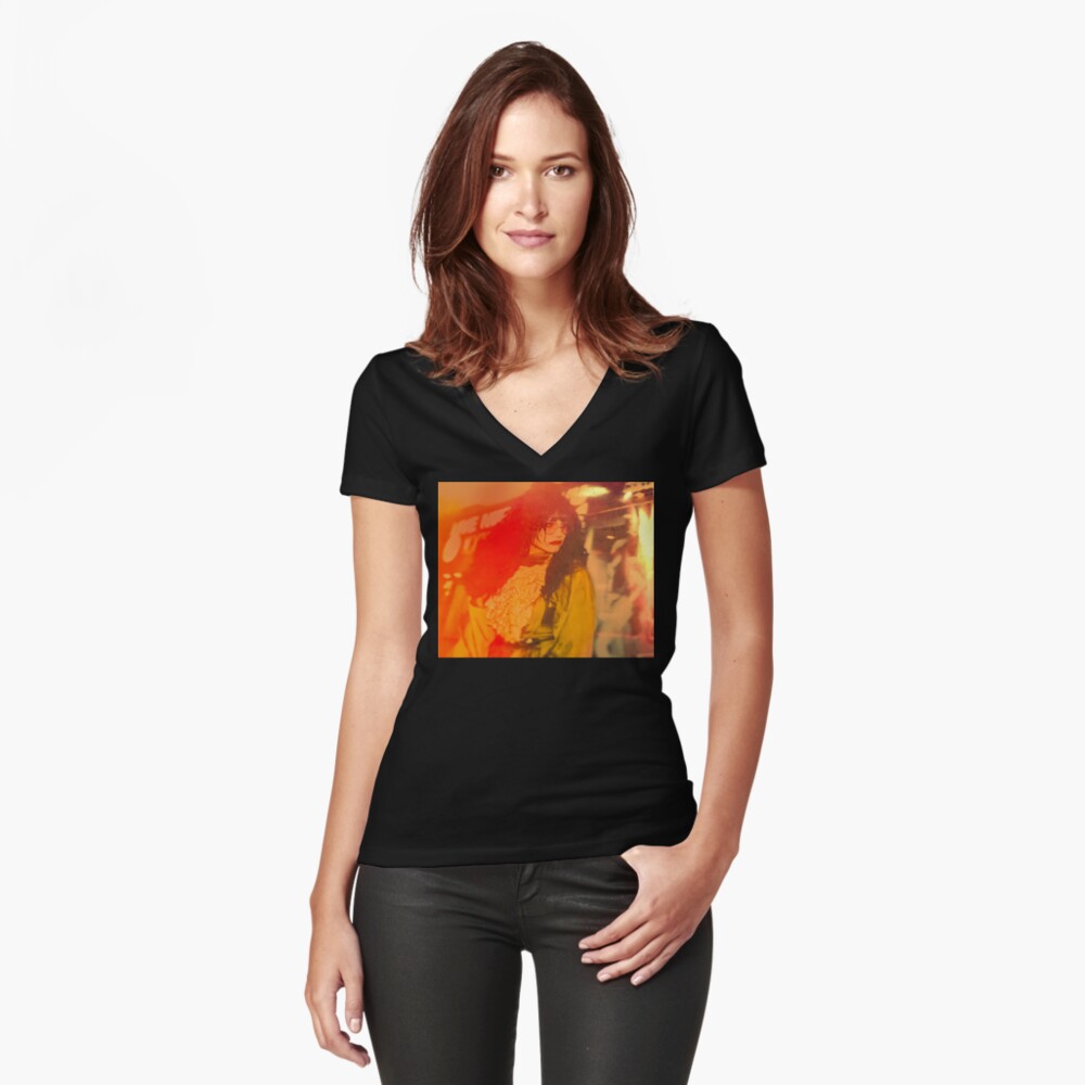 Aperçu de l'œuvre T-shirt moulant col V créée et vendue par RoyalNadja.
