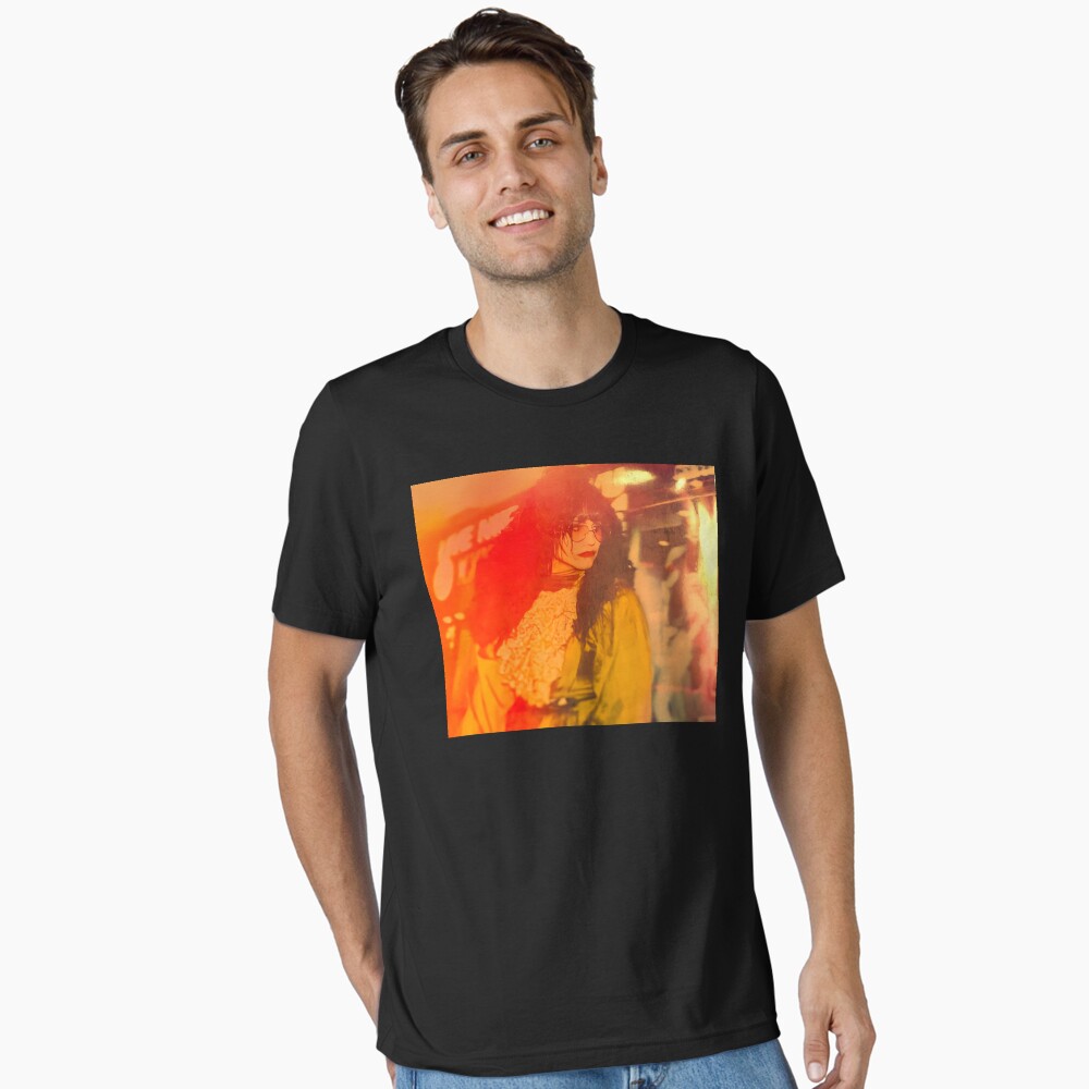 Aperçu de l'œuvre T-shirt essentiel créée et vendue par RoyalNadja.