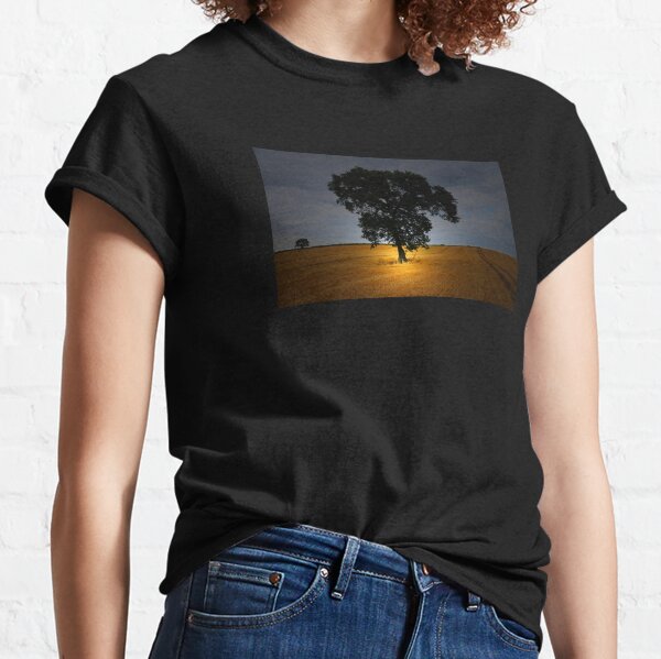 THE TREE IN THE FIELD Classic T-Shirt