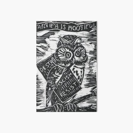 Vista previa del artículo con la obra «Antifa es Hootiful - Búho antifascista», diseñado y vendido por Loki Propagandart.