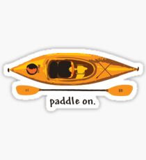 Pegatina Kayak en naranja y amarillo, con el texto "Paddle on"