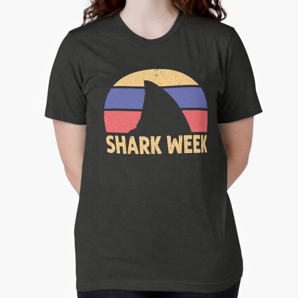 Artikel-Vorschau von Retro Vintage Shark Week Haifischflosse Sunset, designt und verkauft von IslandFella1.