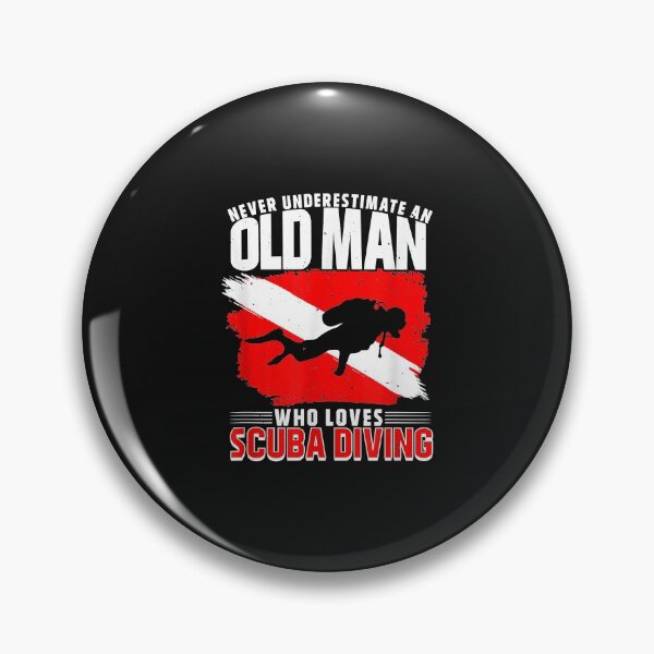 Artikelvorschau, Never Underestimate An Old Man Diver Gift Scuba Diving entworfen und verkauft von Liefke12441.