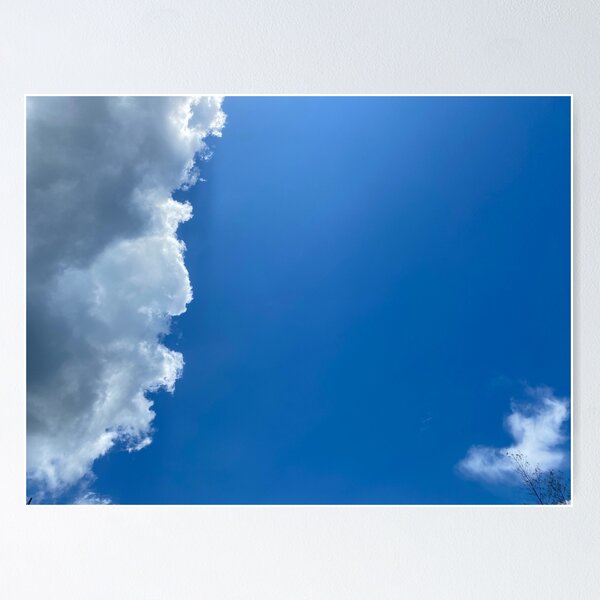 Artikel-Vorschau von Weiße Wolken am klaren blauen Himmel, designt und verkauft von Sinemathk.