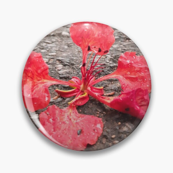Artikelvorschau, Rote Blumenblume auf der Straße entworfen und verkauft von DSR-Arts.