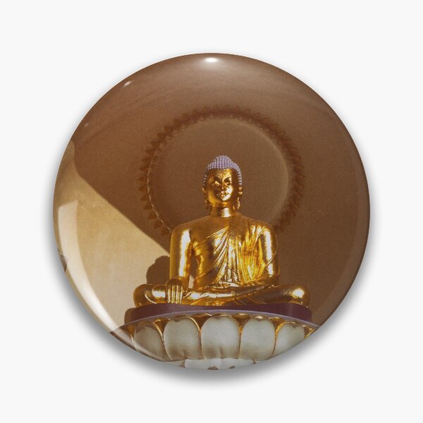 Artikelvorschau, Goldene Buddha-Statue außerhalb der Friedenspagode Leverett Massachusetts entworfen und verkauft von Stephen Orsillo.