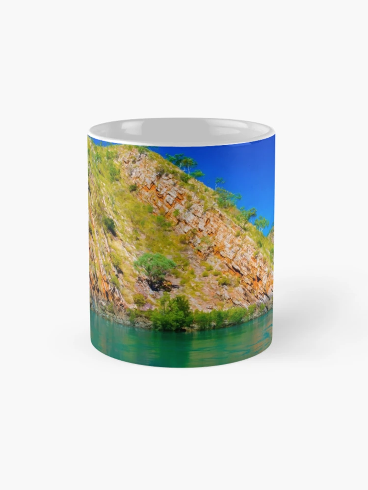 Aperçu 4 sur 6. Mug à café avec l'œuvre Rocky Riverside créée et vendue par Stuart Row.