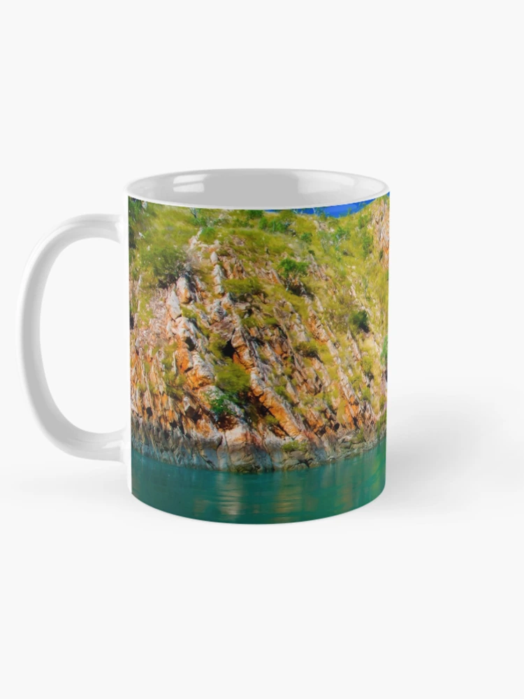 Aperçu 5 sur 6. Mug à café avec l'œuvre Rocky Riverside créée et vendue par Stuart Row.
