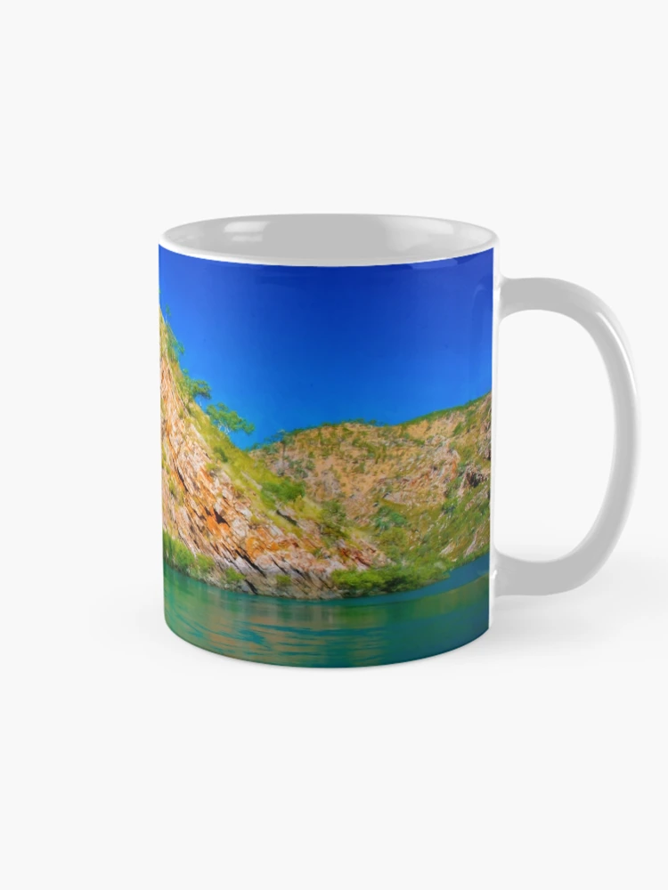 Aperçu 3 sur 6. Mug à café avec l'œuvre Rocky Riverside créée et vendue par Stuart Row.