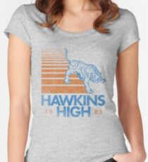 Camiseta entallada de cuello ancho Hawkins High (Cosas extrañas)