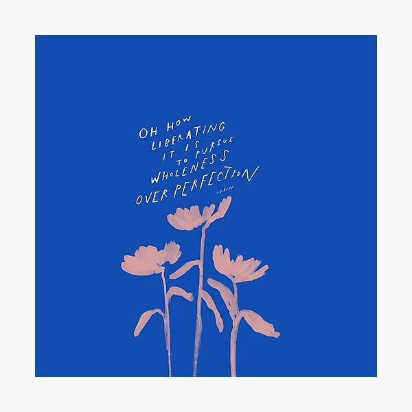 Aperçu de l'œuvre Poursuivez la plénitude au-dessus de la perfection - art de citation inspirante florale bleue et rose par Morgan Harper Nichols créée et vendue par morgansgoods.