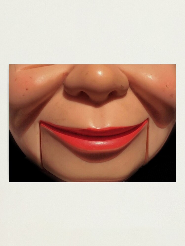 Impression rigide for Sale avec l'œuvre « Poupée d'Halloween effrayante  ventriloque factice » de l'artiste Lostinpiece
