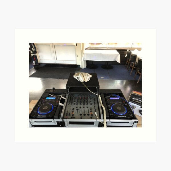 DJ Station in einem Schiff Kunstdruck