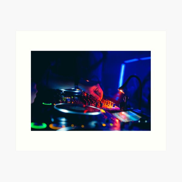DJ Konsole und Hand vom Diskjokey Kunstdruck