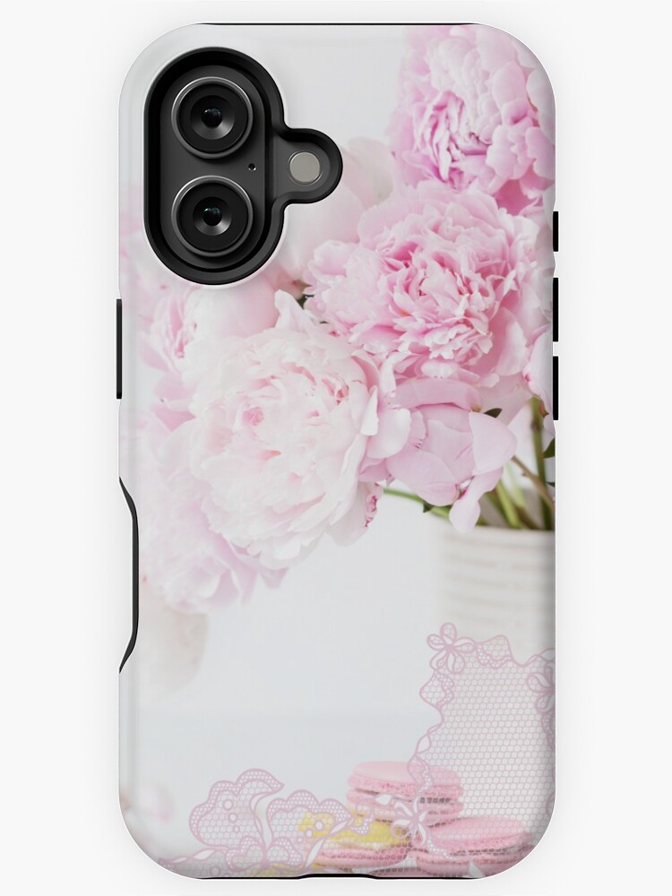 Aperçu 1 sur 4. Coque iPhone avec l'œuvre Shabby Chic Pivoines Vase Vieille Dentelle Français Macarons Dessert Élégant Décor À La Maison créée et vendue par ErikaBartha.