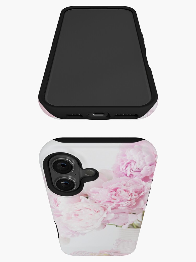 Aperçu 3 sur 4. Coque iPhone avec l'œuvre Shabby Chic Pivoines Vase Vieille Dentelle Français Macarons Dessert Élégant Décor À La Maison créée et vendue par ErikaBartha.