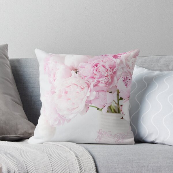 Aperçu de l'œuvre Shabby Chic Pivoines Vase Vieille Dentelle Français Macarons Dessert Élégant Décor À La Maison créée et vendue par DiverseVisionsHarmony.