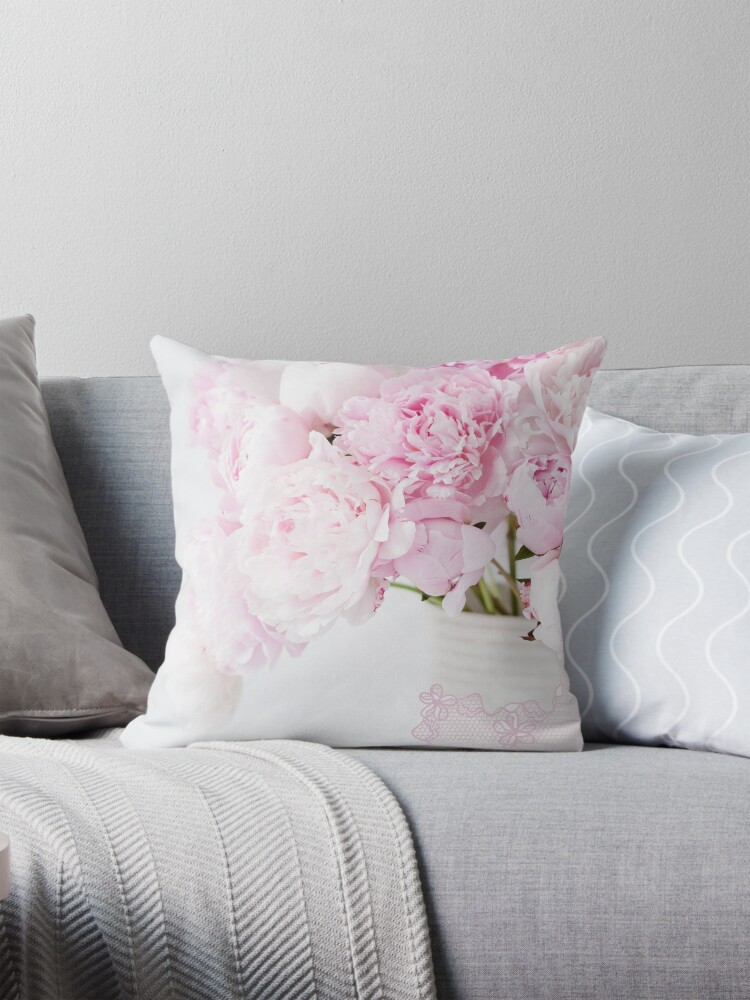 Aperçu 1 sur 4. Coussin avec l'œuvre Shabby Chic Pivoines Vase Vieille Dentelle Français Macarons Dessert Élégant Décor À La Maison créée et vendue par ErikaBartha.