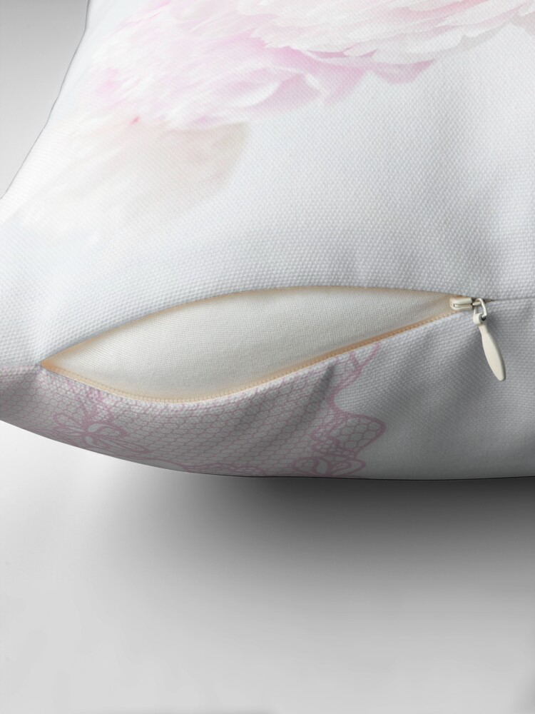 Aperçu 2 sur 4. Coussin avec l'œuvre Shabby Chic Pivoines Vase Vieille Dentelle Français Macarons Dessert Élégant Décor À La Maison créée et vendue par ErikaBartha.