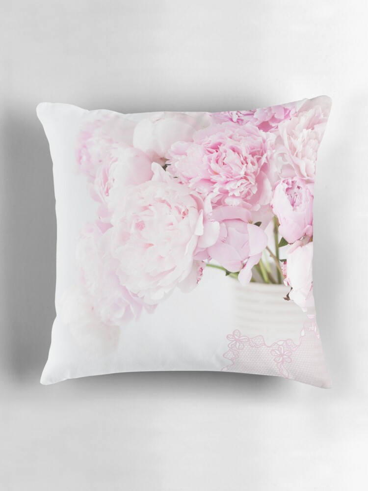 Aperçu 3 sur 4. Coussin avec l'œuvre Shabby Chic Pivoines Vase Vieille Dentelle Français Macarons Dessert Élégant Décor À La Maison créée et vendue par ErikaBartha.