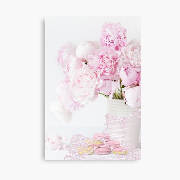 Aperçu de l'œuvre Shabby Chic Pivoines Vase Vieille Dentelle Français Macarons Dessert Élégant Décor À La Maison créée et vendue par DiverseVisionsHarmony.