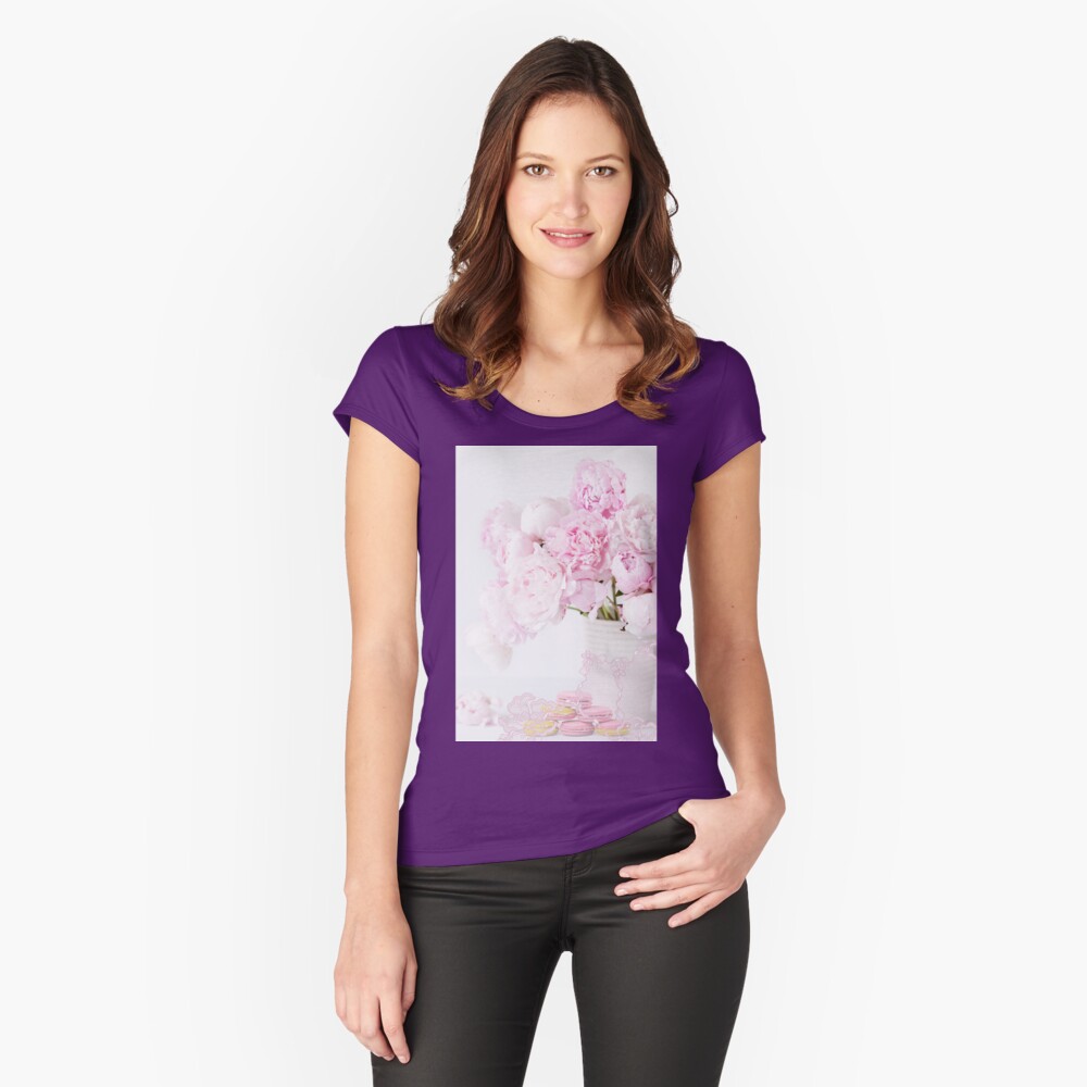 Aperçu de l'œuvre T-shirt échancré créée et vendue par ErikaBartha.