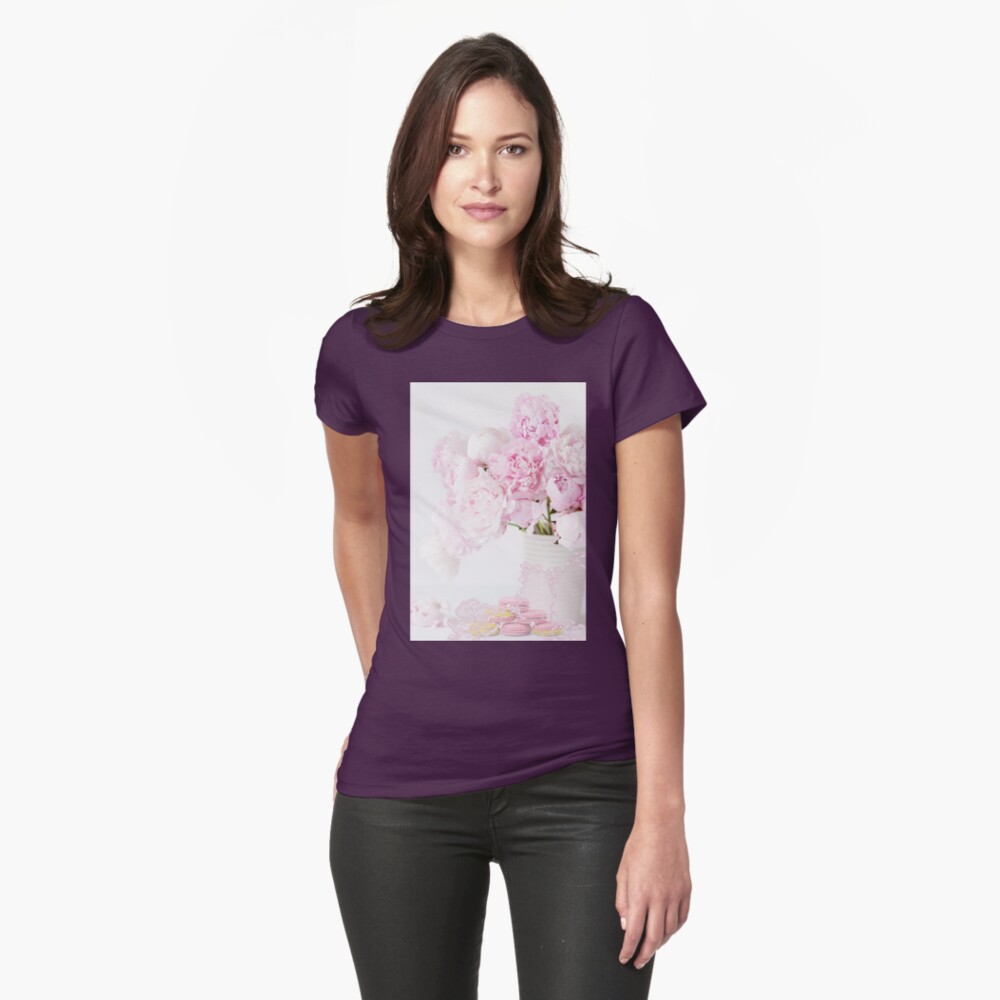 Aperçu de l'œuvre T-shirt moulant créée et vendue par ErikaBartha.