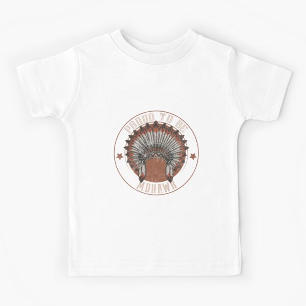 Vista previa del artículo con la obra «Indígenas de la tribu nativa americana: Nativo americano orgulloso de ser Tocado de la tribu Mohawk - Camisa nativa americana - Camisa Mohawk de la primera nación - Regalo Mohawk», diseñado y vendido por nativeStor.