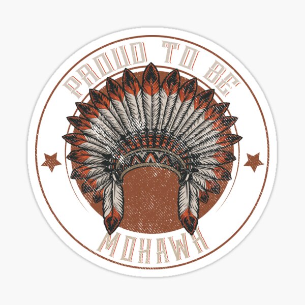 Vista previa del artículo con la obra «Indígenas de la tribu nativa americana: Nativo americano orgulloso de ser Tocado de la tribu Mohawk - Camisa nativa americana - Camisa Mohawk de la primera nación - Regalo Mohawk», diseñado y vendido por nativeStor.