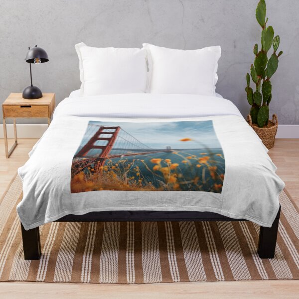 Artikelvorschau, Golden Gate Bridge und Blumen entworfen und verkauft von TeeChest.