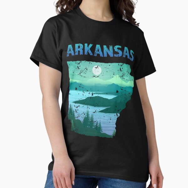 Vista previa del artículo con la obra «Forma de mapa de estado decorativo de Arkansas con escena de lago y playa (colección de estados de EE. UU., Estilo angustiado)», diseñado y vendido por gumdrop-go.