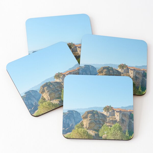 Artikelvorschau, Panoramablick auf Meteora in Griechenland mit dem alten Kloster Varlaam - Bunte griechische Landschaft entworfen und verkauft von vuelo.