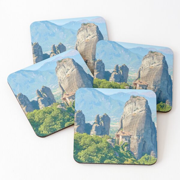 Artikelvorschau, Felsen von Meteora in Griechenland mit Rousanou-Kloster auf der Klippe - Malerische griechische Landschaft entworfen und verkauft von vuelo.
