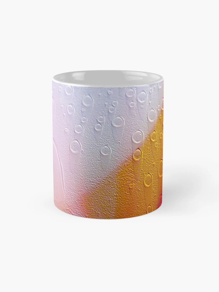Aperçu 4 sur 6. Mug à café avec l'œuvre EXODE créée et vendue par Peter Stratton.