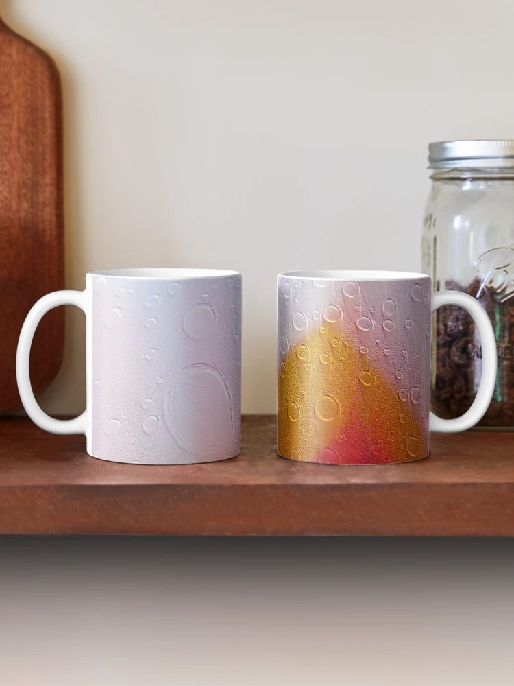 Aperçu 2 sur 6. Mug à café avec l'œuvre EXODE créée et vendue par Peter Stratton.