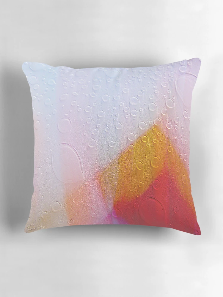 Aperçu 3 sur 4. Coussin avec l'œuvre EXODE créée et vendue par Peter Stratton.