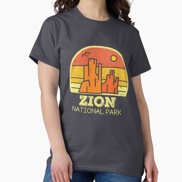 Vista previa del artículo con la obra «Parque Nacional Zion Utah Sunset Canyon Senderismo Vintage», diseñado y vendido por 74ninetees.