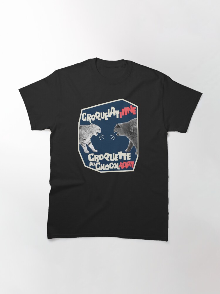 Aperçu 3 sur 7. T-shirt classique avec l'œuvre Les Chats sont pas d'accord : Croquette au chocolat ou Croquelatine ? Humour chat créée et vendue par marzun.