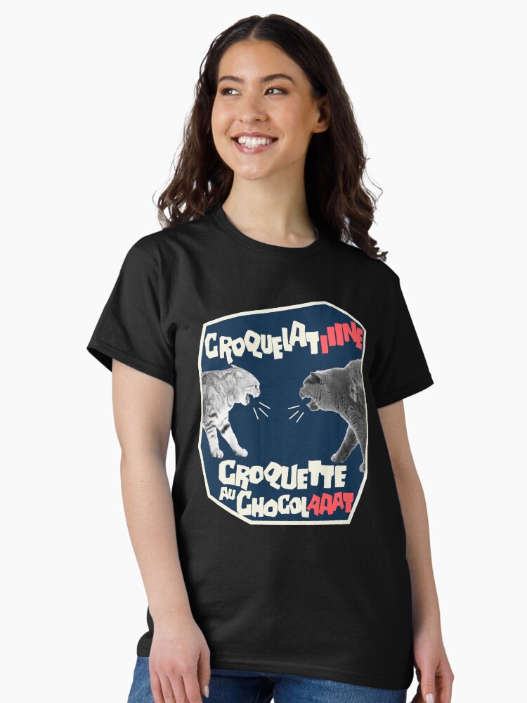 Aperçu 2 sur 7. T-shirt classique avec l'œuvre Les Chats sont pas d'accord : Croquette au chocolat ou Croquelatine ? Humour chat créée et vendue par marzun.