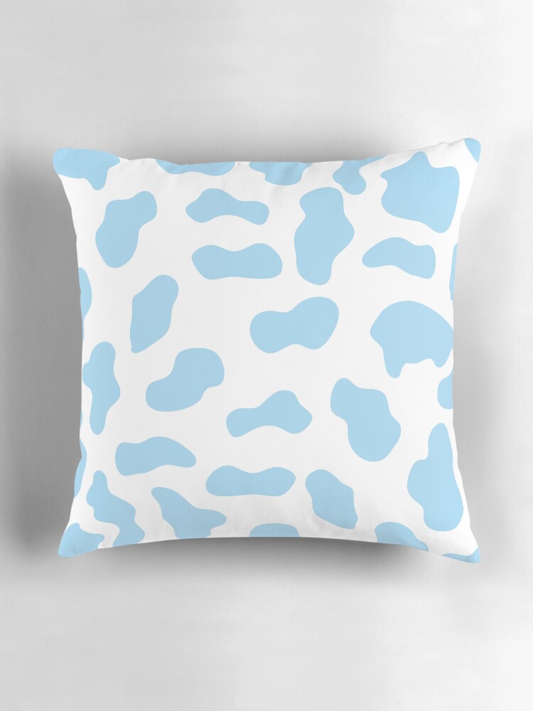 Aperçu 3 sur 4. Coussin avec l'œuvre cow print - sky blue créée et vendue par kapchi.