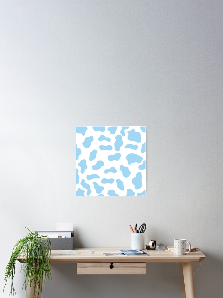 Aperçu 2 sur 3. Poster avec l'œuvre cow print - sky blue créée et vendue par kapchi.