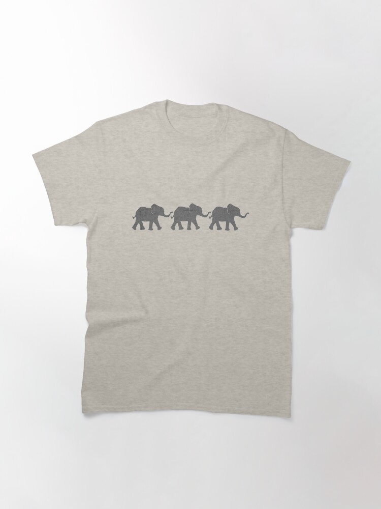 Aperçu 3 sur 7. T-shirt classique avec l'œuvre Trois éléphants créée et vendue par Tangerine-Tane.