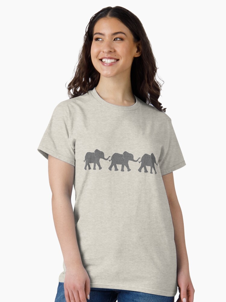 Aperçu 1 sur 7. T-shirt classique avec l'œuvre Trois éléphants créée et vendue par Tangerine-Tane.