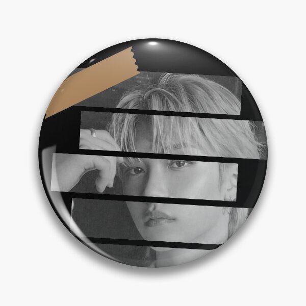 Artikelvorschau, Lee Felix Stray Kids Felix Koreanisches Kpop Monochromes Streifendesign entworfen und verkauft von Piosenka Art.