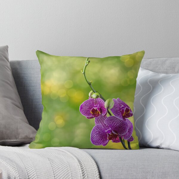Artikelvorschau, purpurrote Orchideenblume auf Unschärfehintergrund entworfen und verkauft von pellinni.